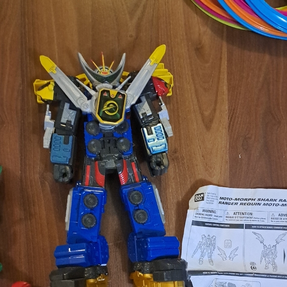 Power Ranger Action Figure Set - Red, Green, Blue, Black - Picture 5 of 12